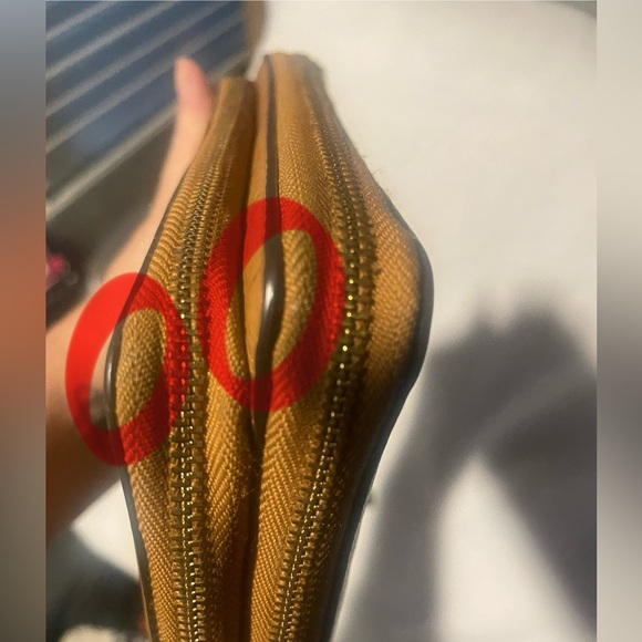 Michael Kors Wristlet/Wallet GUC - Picture 12 of 15